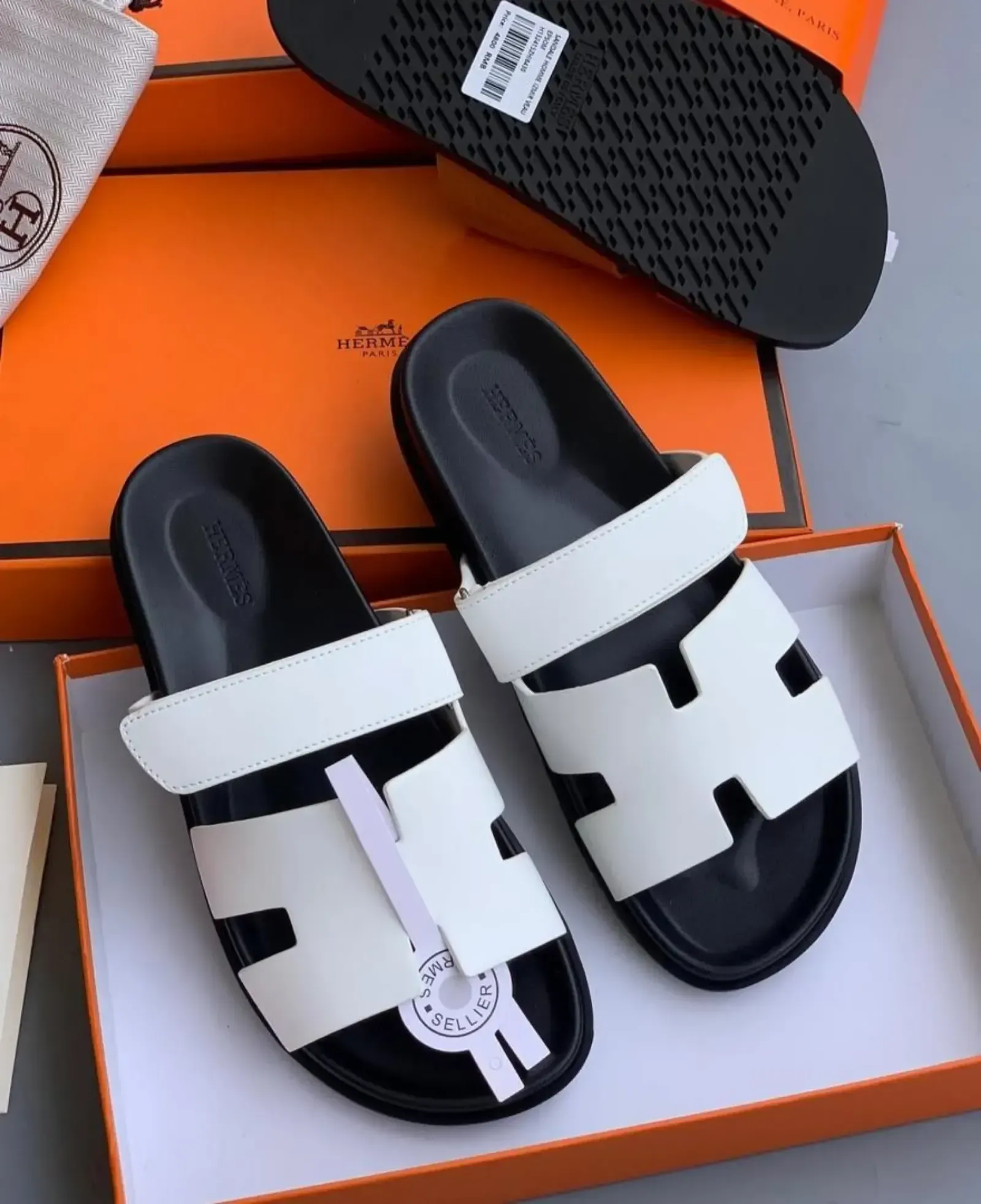 Photo Principale - Petites Annonces | Sandales Hommes, Nkololoun, Douala, Cameroun | Vêtements, chaussures et autres  > Chaussures pour hommes