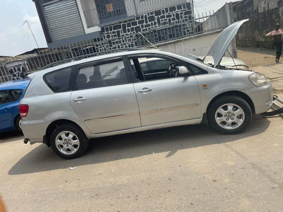 Photo Principale - Petites Annonces | Toyota Avensis Verso – 7 Seats For Sale, Koto, Douala, Cameroun | Véhicules et moteurs  > Voitures et camions