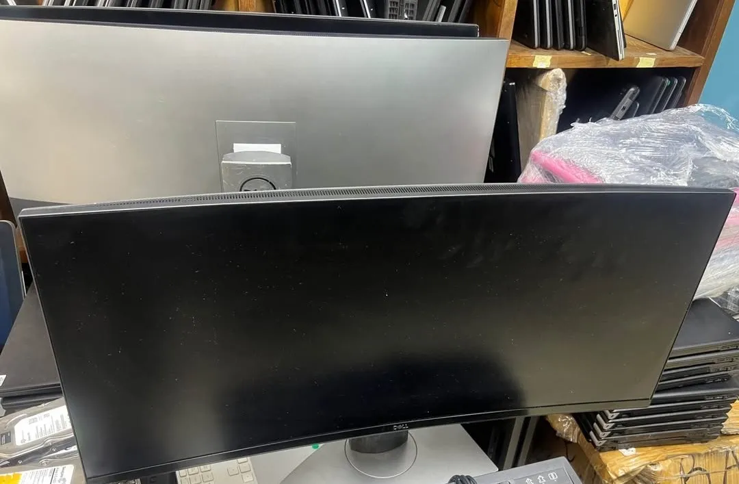 Photo de Galerie 1 - Petites Annonces | Dell Curved Monitor 34Inches, Biyem-assi, Yaoundé, Cameroun | Électronique et médias  > Ordinateurs et accessoires