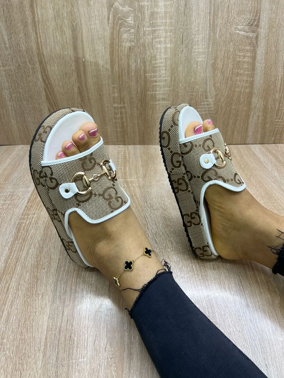 Photo Principale - Petites Annonces | Babouche Gucci, Akwa-douche, Douala, Cameroun | Vêtements, chaussures et autres  > Chaussures pour femmes