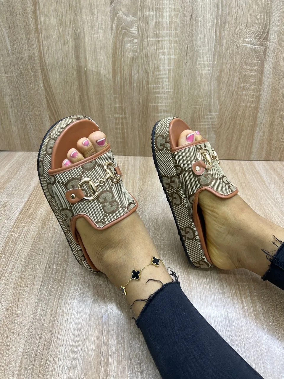 Photo de Galerie 1 - Petites Annonces | Babouche Gucci, Akwa-douche, Douala, Cameroun | Vêtements, chaussures et autres  > Chaussures pour femmes