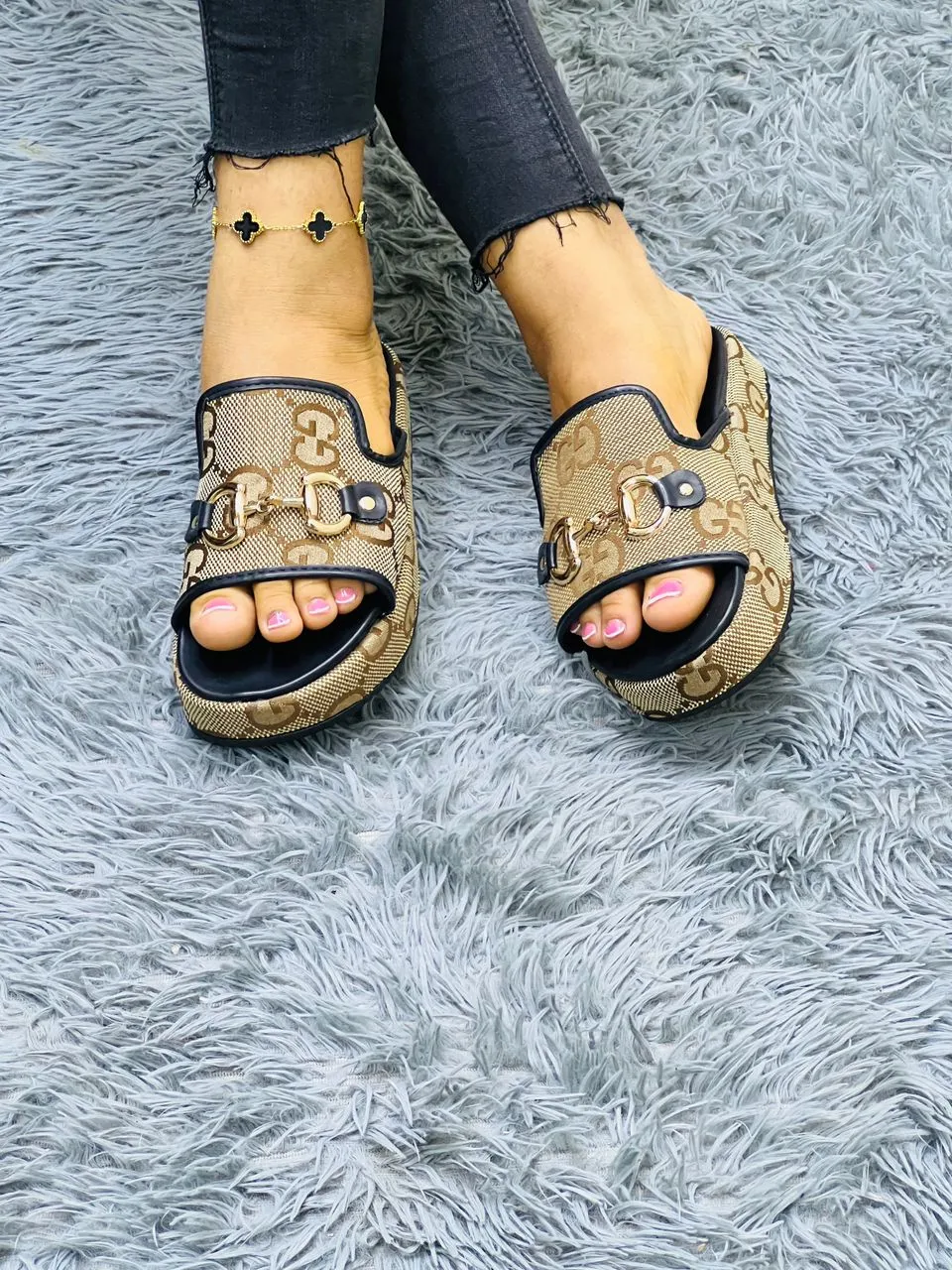 Photo de Galerie 4 - Petites Annonces | Babouche Gucci, Akwa-douche, Douala, Cameroun | Vêtements, chaussures et autres  > Chaussures pour femmes