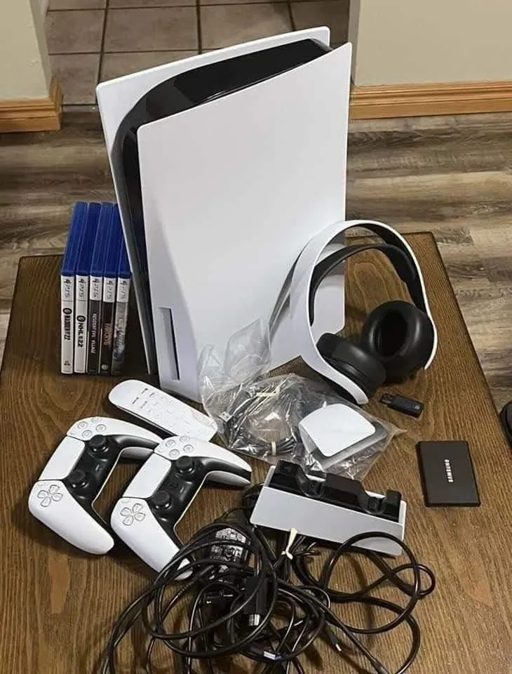 Photo de Galerie 4 - Petites Annonces | Playstation 5, Acasia, Yaoundé, Cameroun | Électronique et médias  > Jeux vidéo et consoles