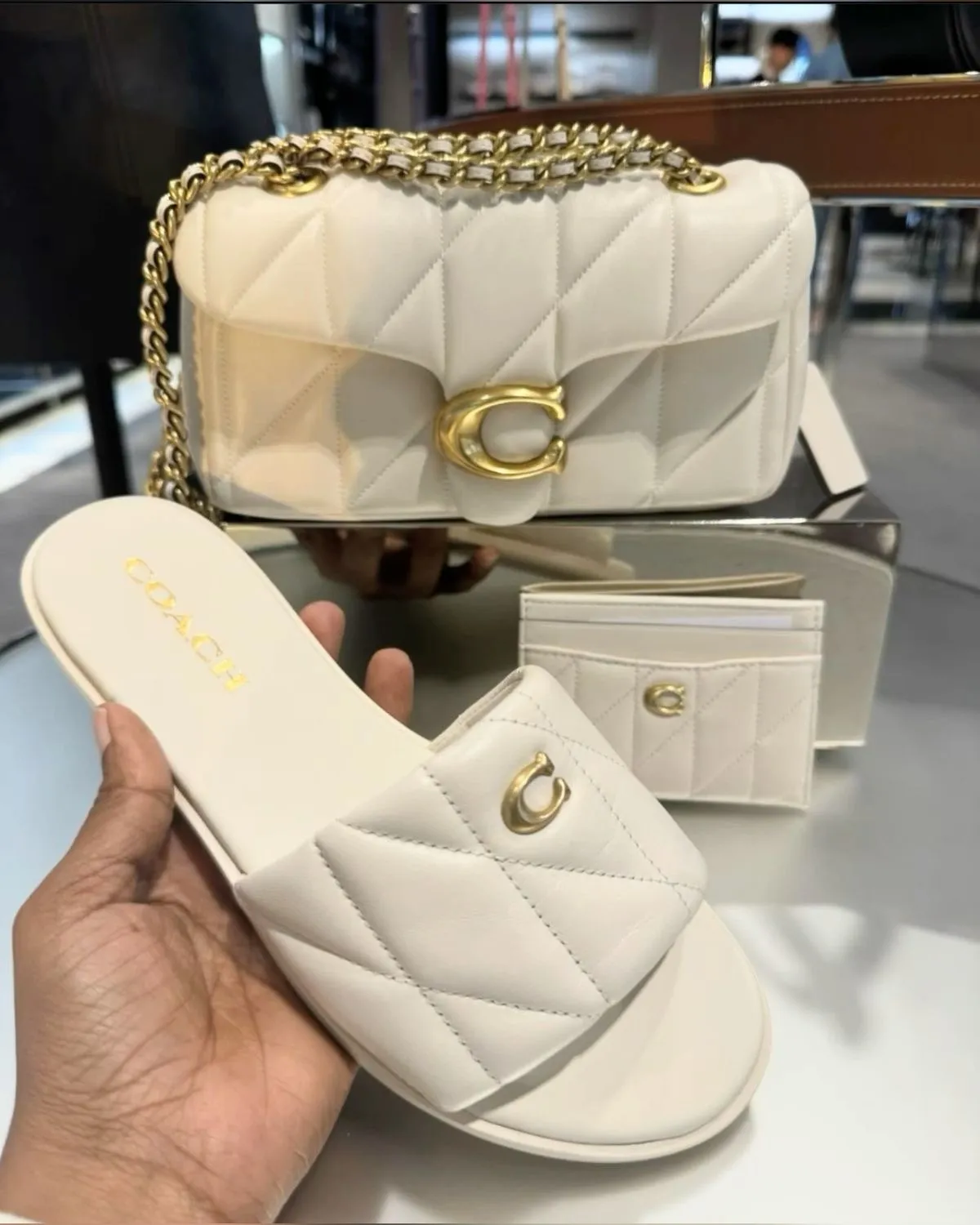 Photo Principale - Petites Annonces | Bags And Slippers, Simbock, Yaoundé, Cameroun | Vêtements, chaussures et autres  > Chaussures pour femmes
