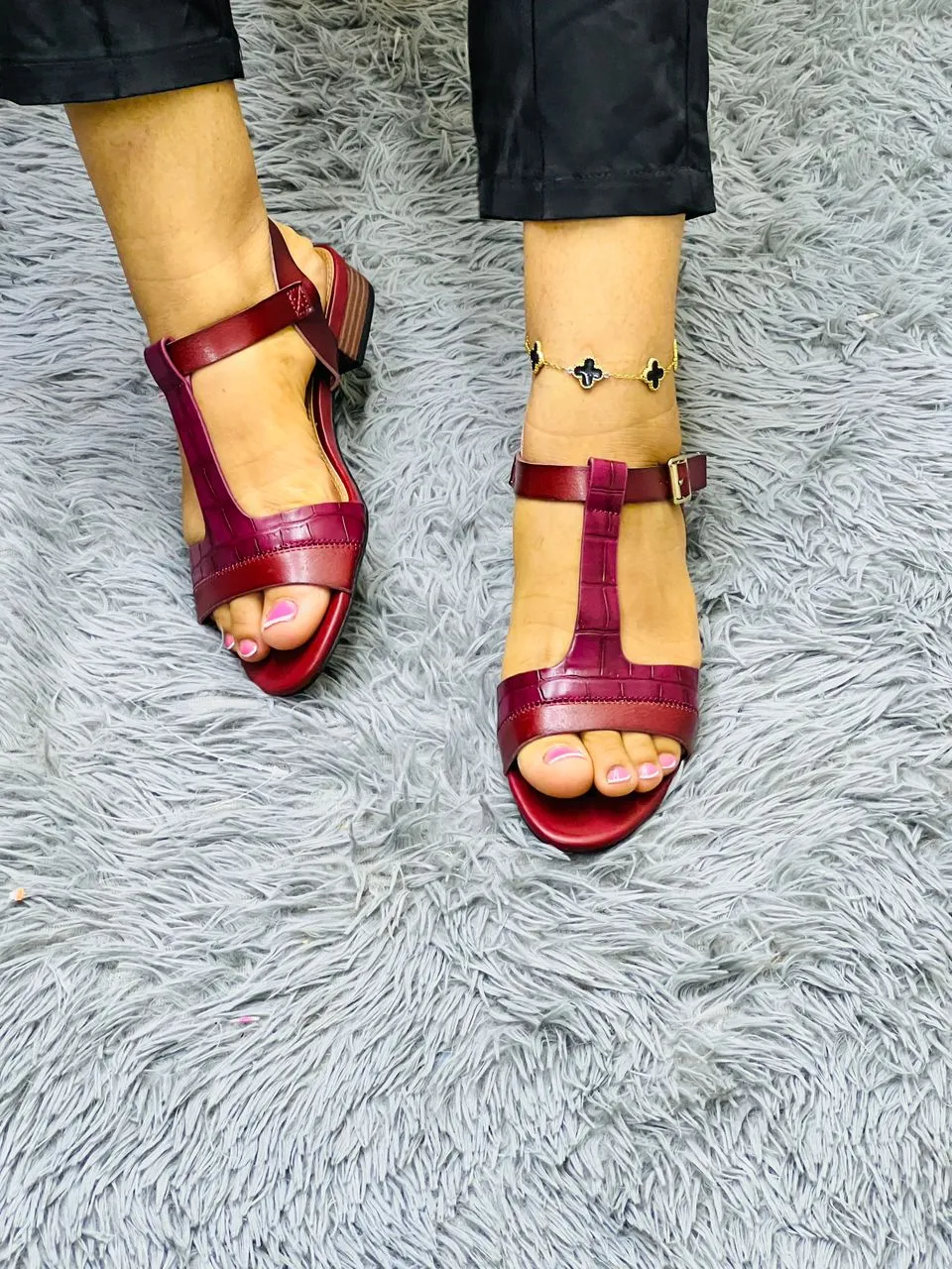 Photo Principale - Petites Annonces | Pieds Nus, Akwa-douche, Douala, Cameroun | Vêtements, chaussures et autres  > Chaussures pour filles