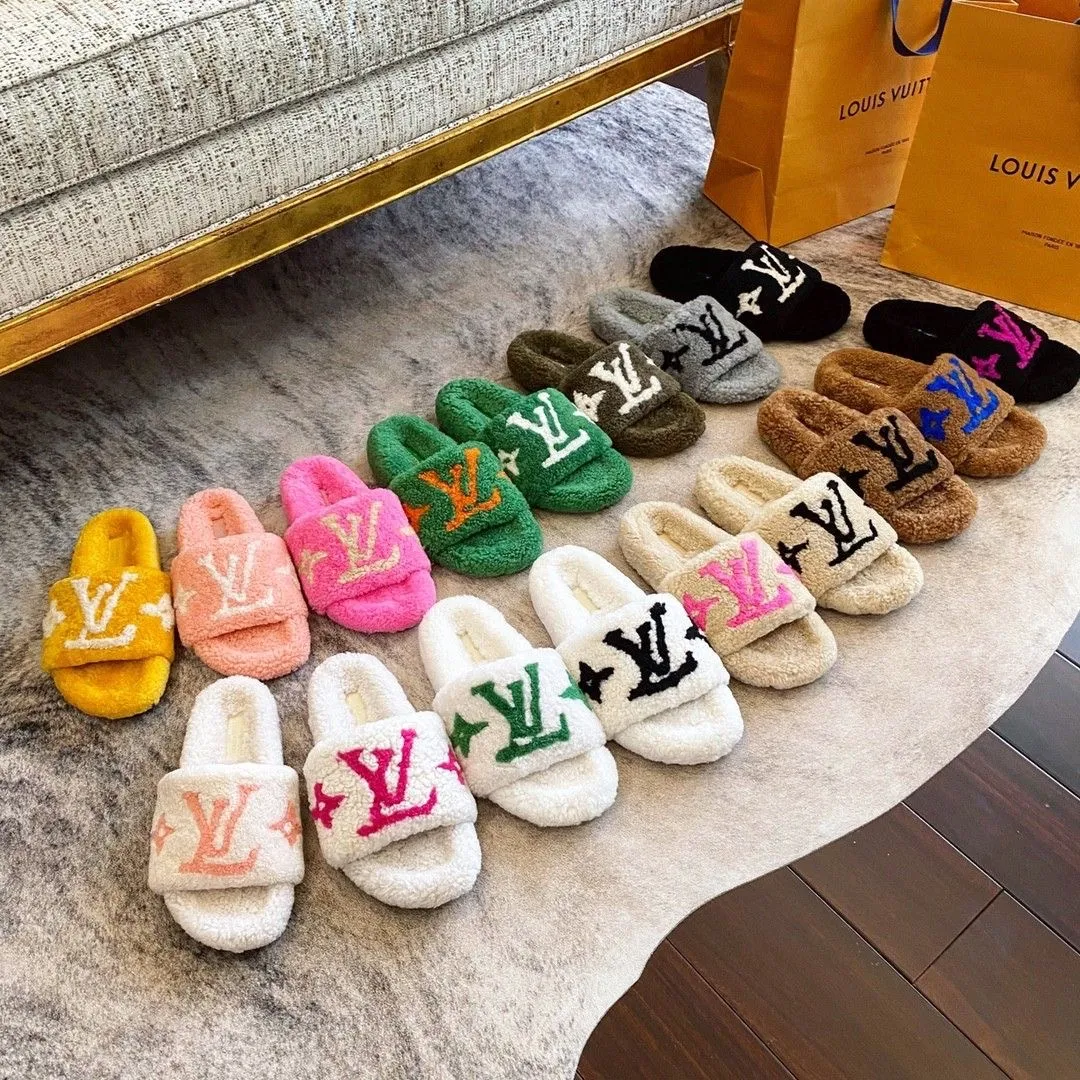 Photo de Galerie 4 - Petites Annonces | Female Slippers, Simbock, Yaoundé, Cameroun | Vêtements, chaussures et autres  > Chaussures pour femmes