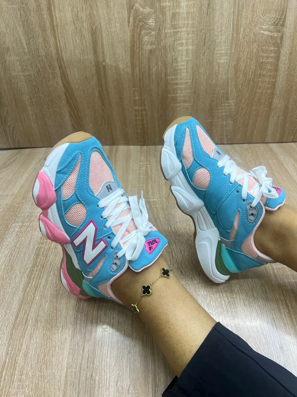 Photo Principale - Petites Annonces | Tennis New Balance, Akwa-douche, Douala, Cameroun | Vêtements, chaussures et autres  > Chaussures pour hommes