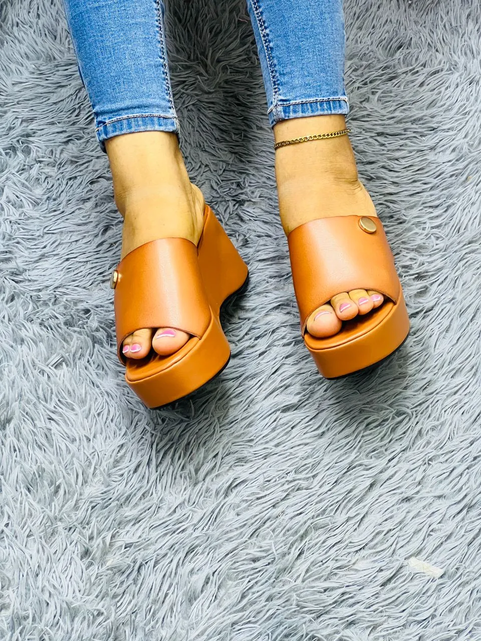 Photo Principale - Petites Annonces | Haute Semelle, Akwa-douche, Douala, Cameroun | Vêtements, chaussures et autres  > Chaussures pour femmes