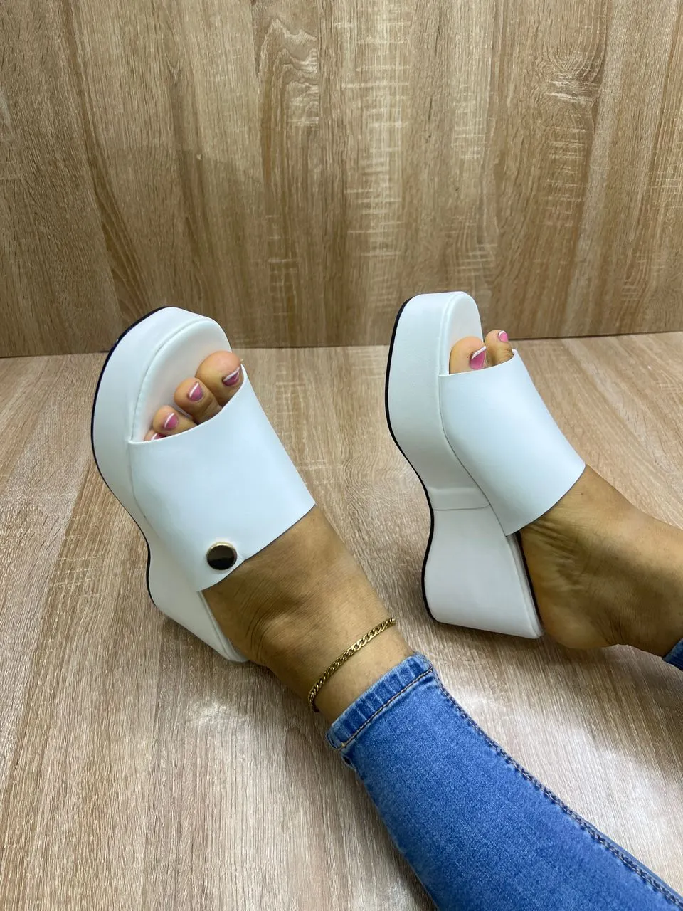Photo de Galerie 1 - Petites Annonces | Haute Semelle, Akwa-douche, Douala, Cameroun | Vêtements, chaussures et autres  > Chaussures pour femmes