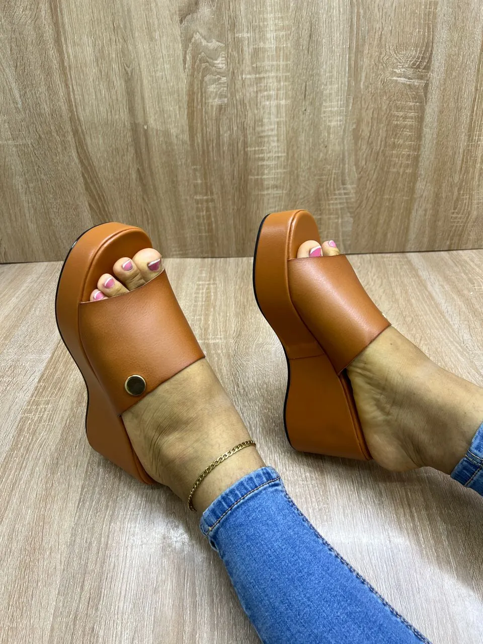 Photo de Galerie 5 - Petites Annonces | Haute Semelle, Akwa-douche, Douala, Cameroun | Vêtements, chaussures et autres  > Chaussures pour femmes