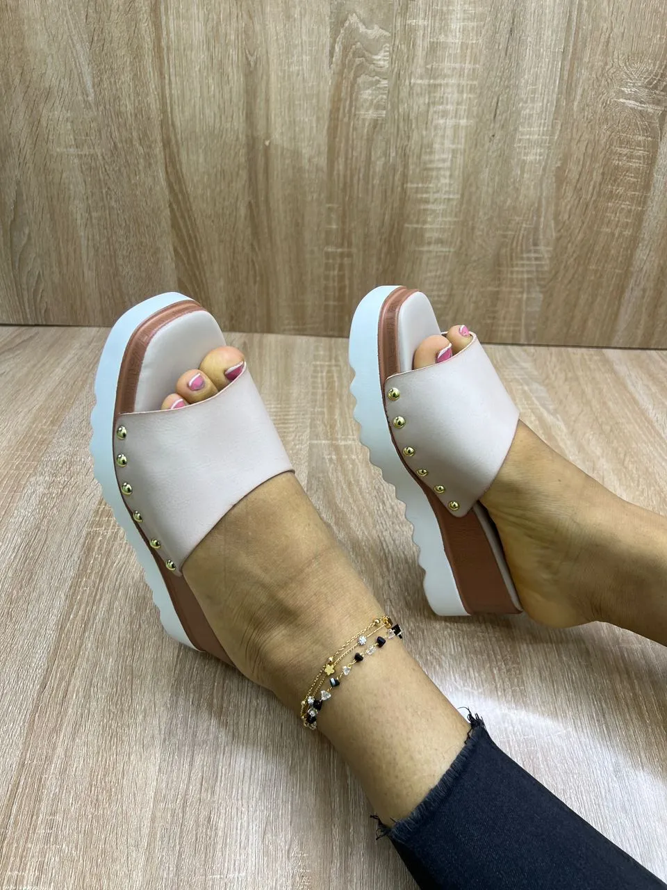 Photo de Galerie 7 - Petites Annonces | Babouche Femme, Akwa-douche, Douala, Cameroun | Vêtements, chaussures et autres  > Chaussures pour femmes