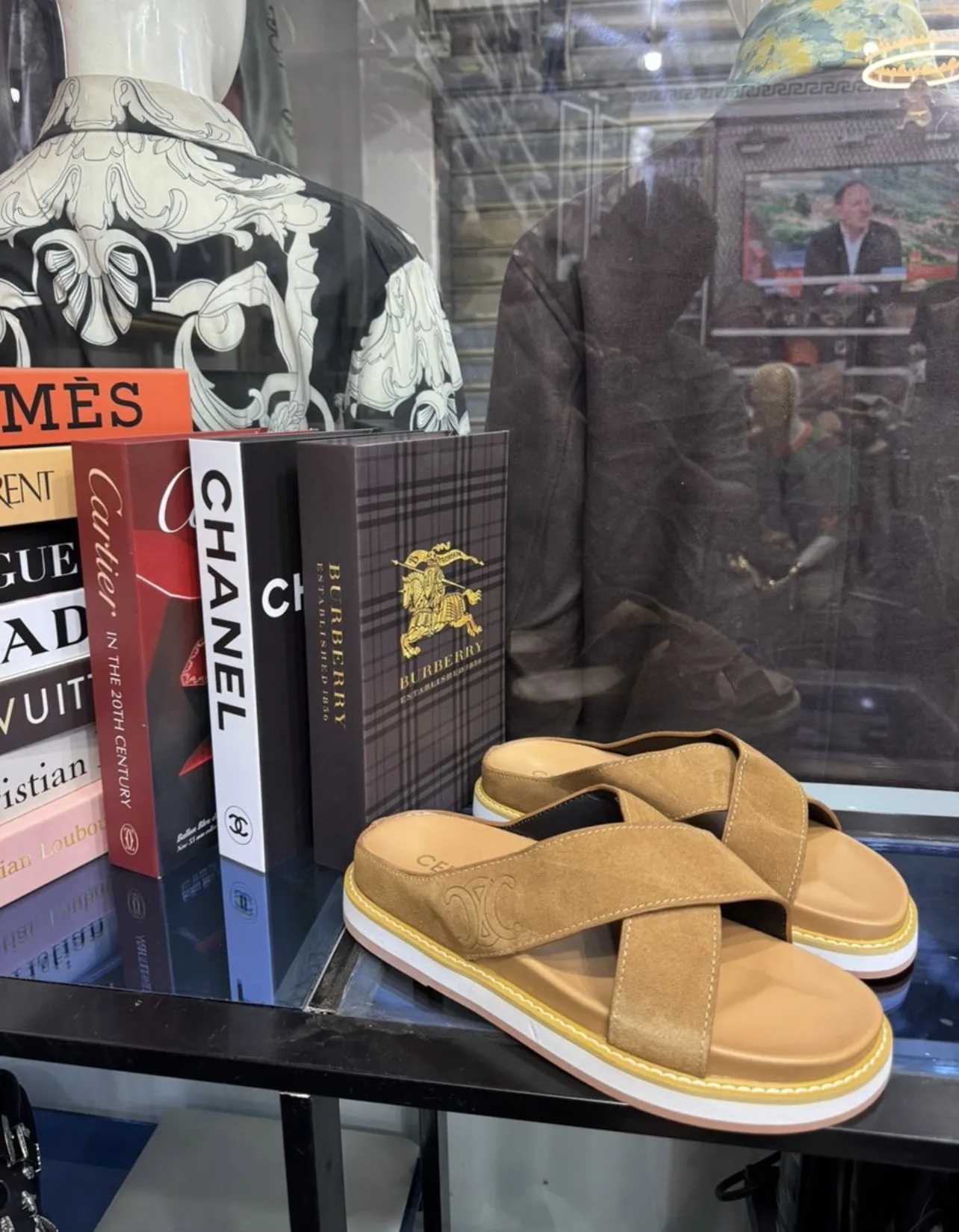 Photo Principale - Petites Annonces | Men’s Slippers, Simbock, Yaoundé, Cameroun | Vêtements, chaussures et autres  > Chaussures pour garçons