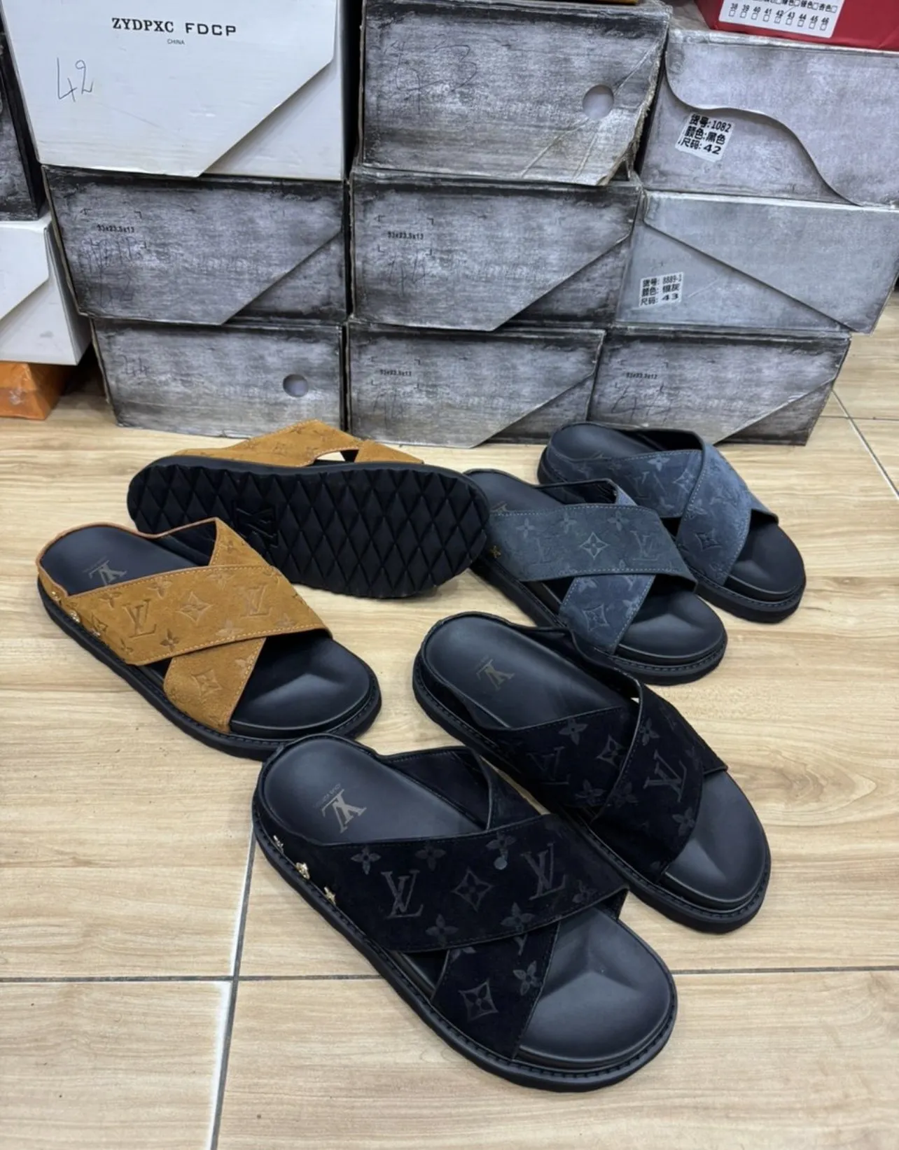 Photo de Galerie 1 - Petites Annonces | Men’s Slippers, Simbock, Yaoundé, Cameroun | Vêtements, chaussures et autres  > Chaussures pour garçons