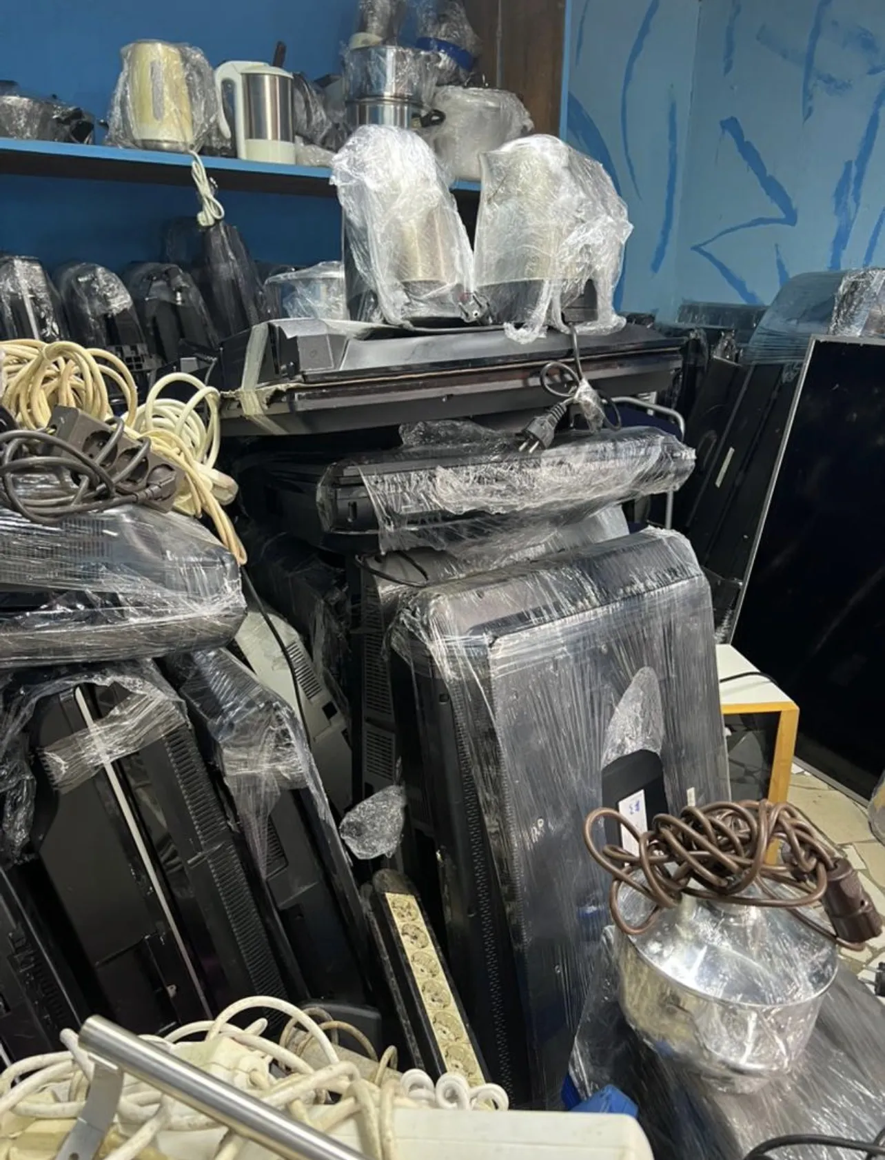 Photo Principale - Petites Annonces | Multiple Stuff From Container, Damas, Yaoundé, Cameroun | Électronique et médias  > Autres électroniques et médias