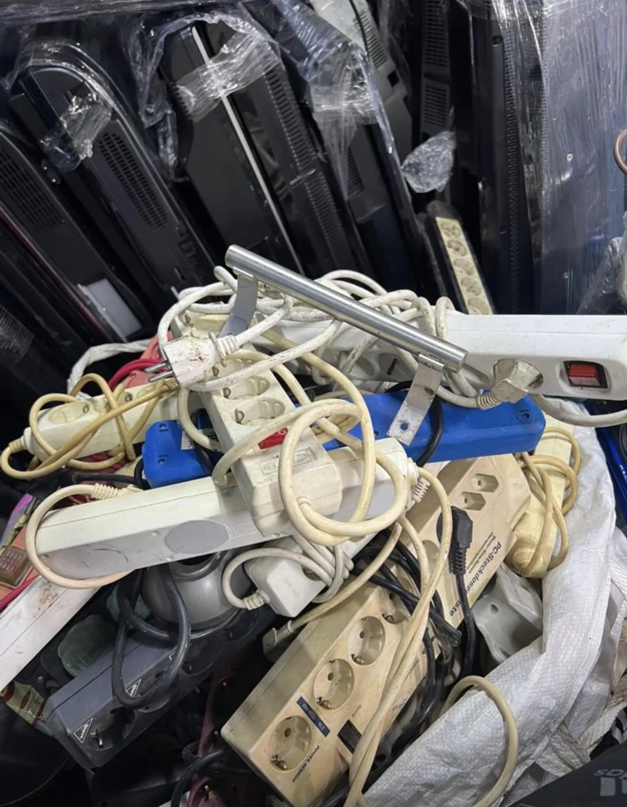 Photo de Galerie 3 - Petites Annonces | Multiple Stuff From Container, Damas, Yaoundé, Cameroun | Électronique et médias  > Autres électroniques et médias