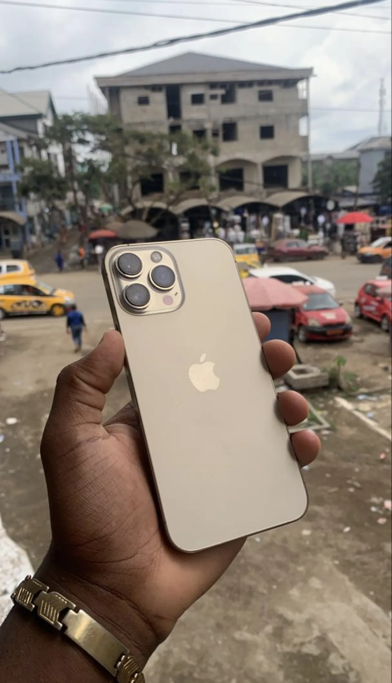 Photo de Galerie 2 - Petites Annonces | 13 Pro Max, Simbock, Yaoundé, Cameroun | Électronique et médias  > Cellulaires et accessoires