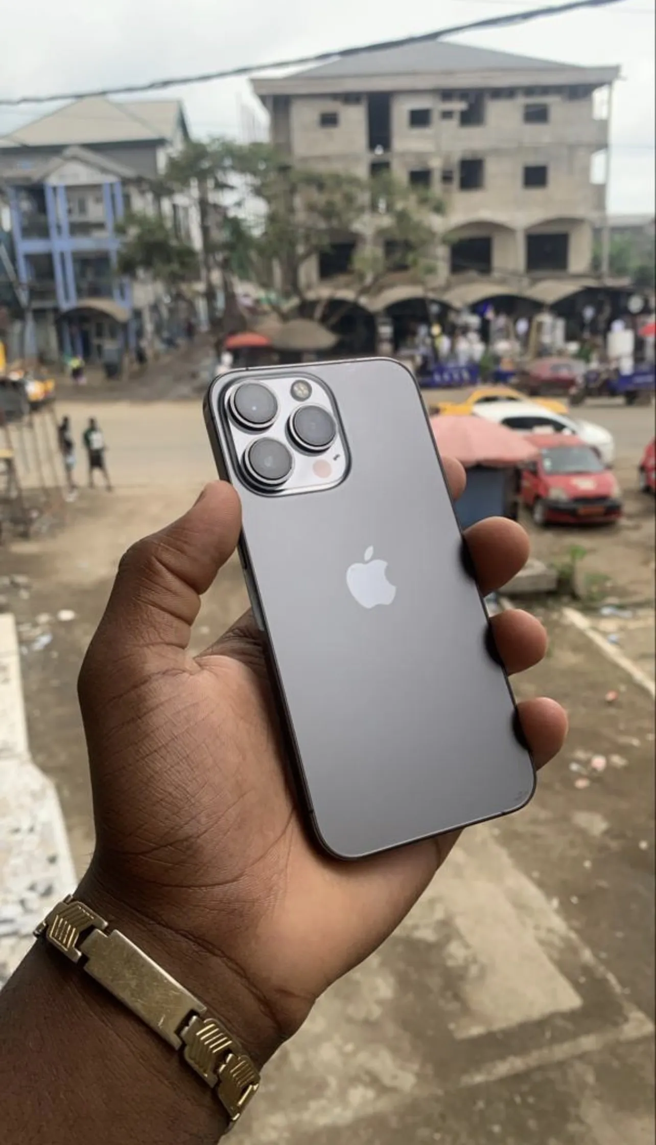 Photo de Galerie 3 - Petites Annonces | 13 Pro Max, Simbock, Yaoundé, Cameroun | Électronique et médias  > Cellulaires et accessoires