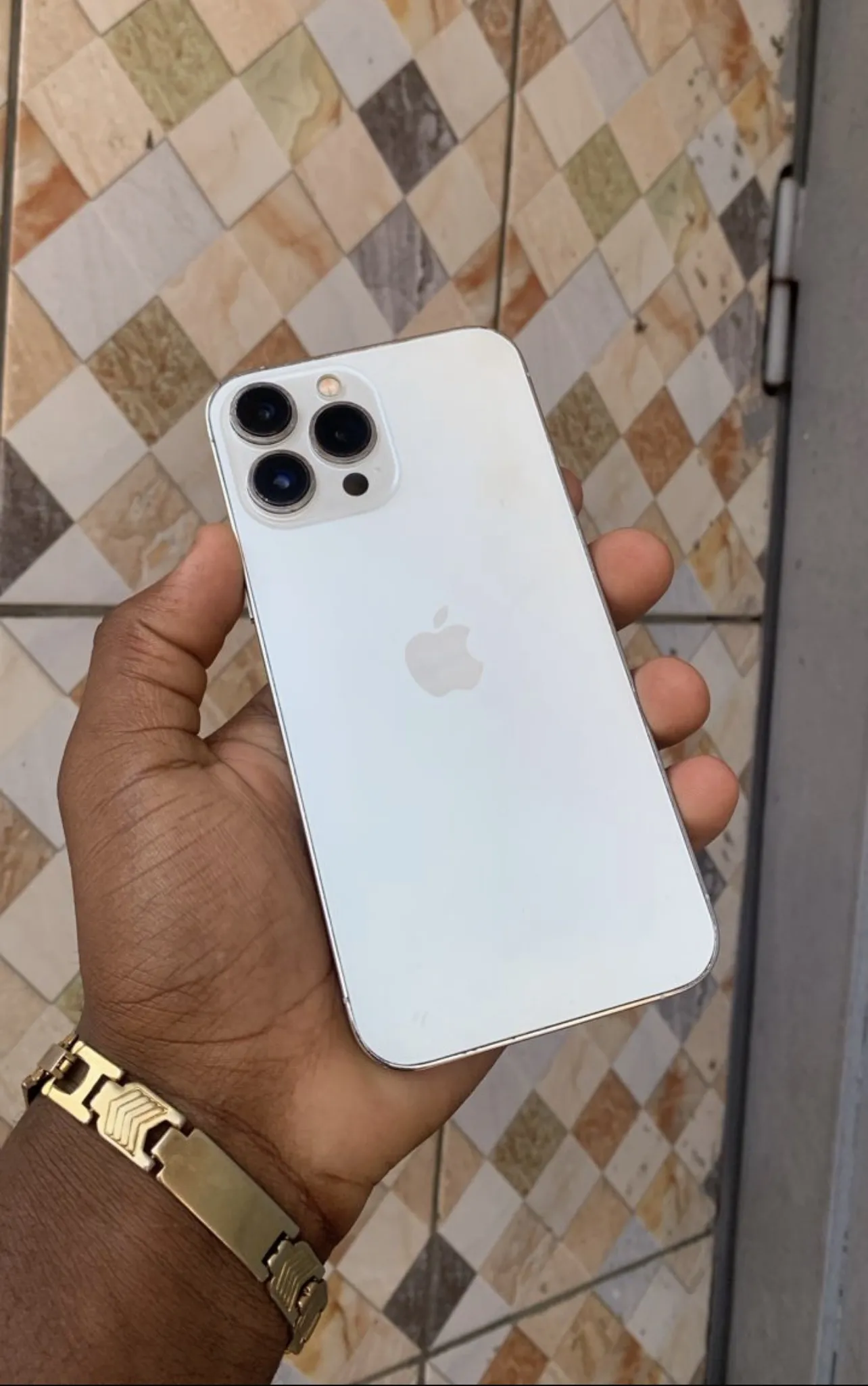 Photo de Galerie 4 - Petites Annonces | 13 Pro Max, Simbock, Yaoundé, Cameroun | Électronique et médias  > Cellulaires et accessoires