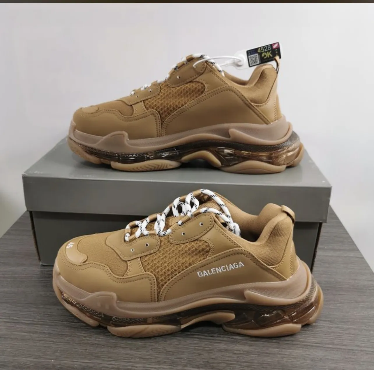 Photo de Galerie 5 - Petites Annonces | Original Tennis Shoes, Obili, Yaoundé, Cameroun | Vêtements, chaussures et autres  > Chaussures pour garçons