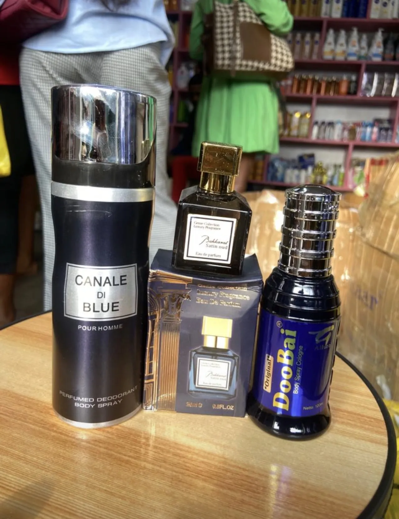 Photo Principale - Petites Annonces | Perfumes, Simbock, Yaoundé, Cameroun | Santé et beauté  > Maquillage et cosmétiques