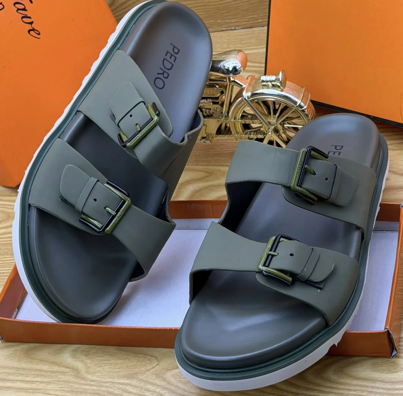 Photo de Galerie 1 - Petites Annonces | Slippers, Bastos, Yaoundé, Cameroun | Vêtements, chaussures et autres  > Chaussures pour hommes