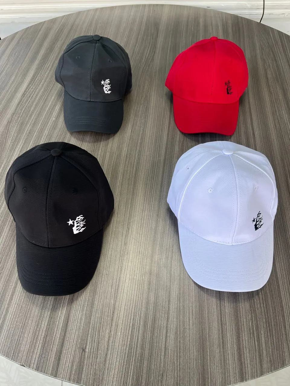 Photo de Galerie 7 - Petites Annonces | Chapeau, Akwa-Douche, Douala, Cameroun | Vêtements, chaussures et autres  > Autres et accessoires