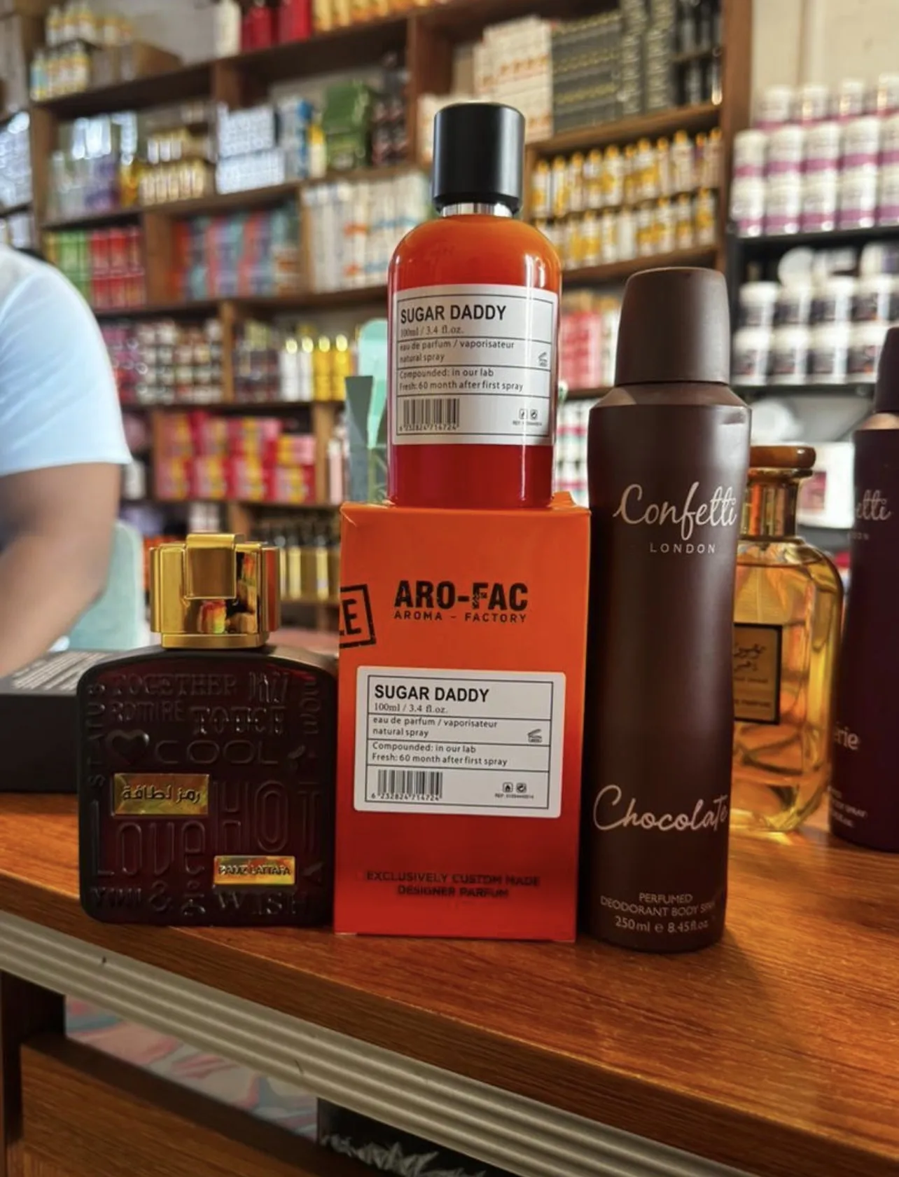 Photo de Galerie 2 - Petites Annonces | Perfume, Biyemassi, Yaoundé, Cameroun | Santé et beauté  > Maquillage et cosmétiques