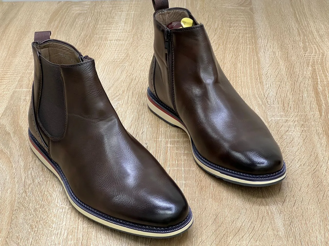 Photo de Galerie 1 - Petites Annonces | Bottines En Cuir, Akwa-Douche, Douala, Cameroun | Vêtements, chaussures et autres  > Chaussures pour hommes