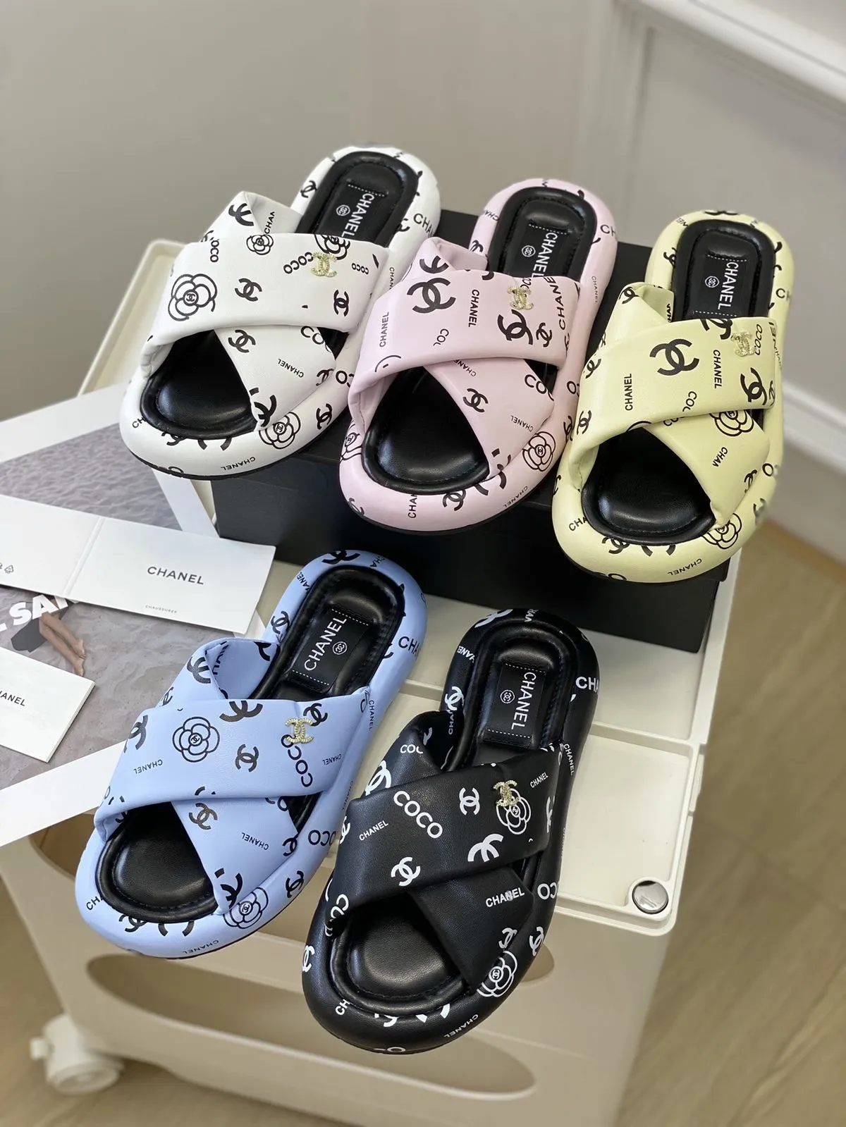 Photo Principale - Petites Annonces | Female Slippers, Bastos, Yaoundé, Cameroun | Vêtements, chaussures et autres  > Chaussures pour femmes