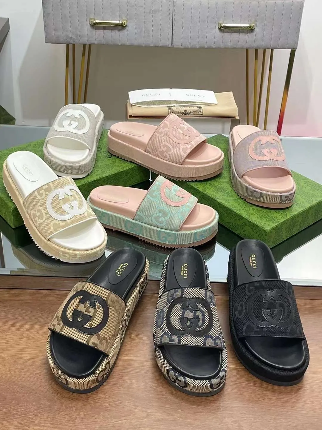 Photo de Galerie 2 - Petites Annonces | Female Slippers, Bastos, Yaoundé, Cameroun | Vêtements, chaussures et autres  > Chaussures pour femmes