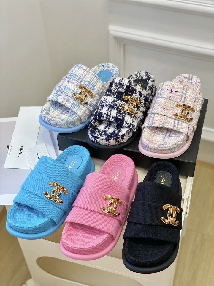 Photo de Galerie 4 - Petites Annonces | Female Slippers, Bastos, Yaoundé, Cameroun | Vêtements, chaussures et autres  > Chaussures pour femmes