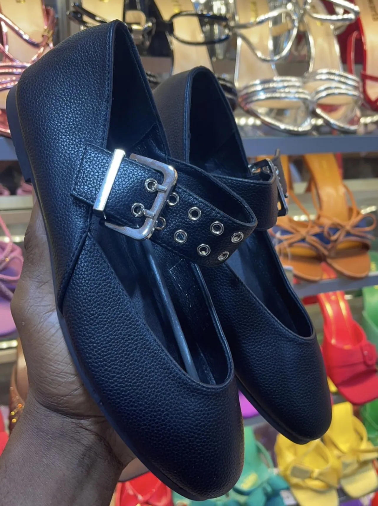Photo Principale - Petites Annonces | Female Shoes, Commercial Avenue, Bamenda, Cameroun | Vêtements, chaussures et autres  > Chaussures pour filles