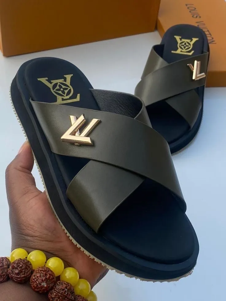 Photo de Galerie 3 - Petites Annonces | Male Slippers, Simbock, Yaoundé, Cameroun | Vêtements, chaussures et autres  > Chaussures pour hommes