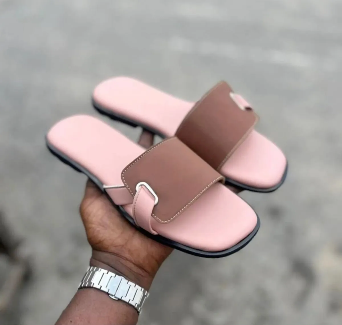 Photo Principale - Petites Annonces | Female Slippers, Obili, Yaoundé, Cameroun | Vêtements, chaussures et autres  > Chaussures pour femmes