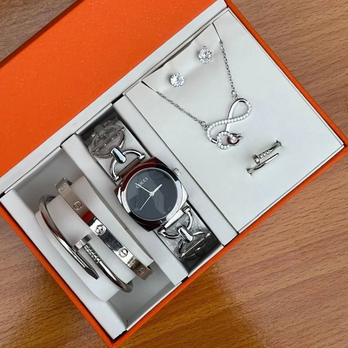 Photo de Galerie 3 - Petites Annonces | Female Luxury, Biyemassi, Yaoundé, Cameroun | Vêtements, chaussures et autres  > Bijoux et accessoires