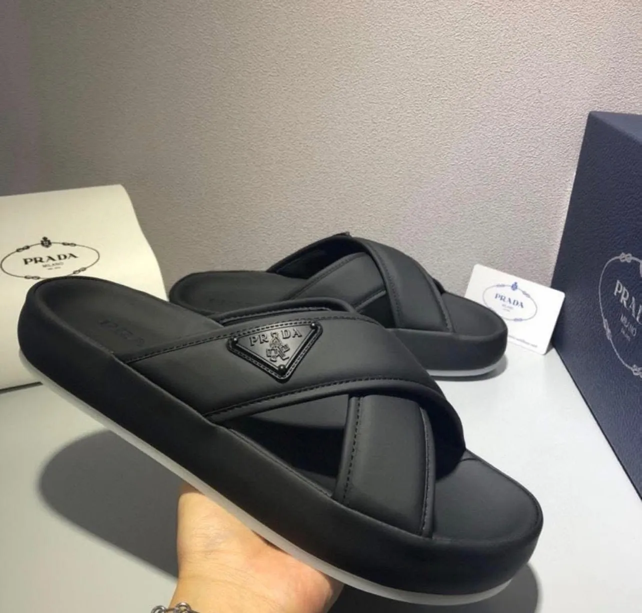 Photo de Galerie 1 - Petites Annonces | Slippers, Biyemassi, Yaoundé, Cameroun | Vêtements, chaussures et autres  > Chaussures pour hommes