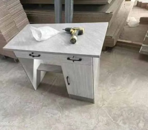 Photo de Galerie 4 - Petites Annonces | Premium Office & Study Desk – Elegant Mahogany Finish, Sandpit, Buea, Cameroun | Maison, aliments et jardin  > Meubles