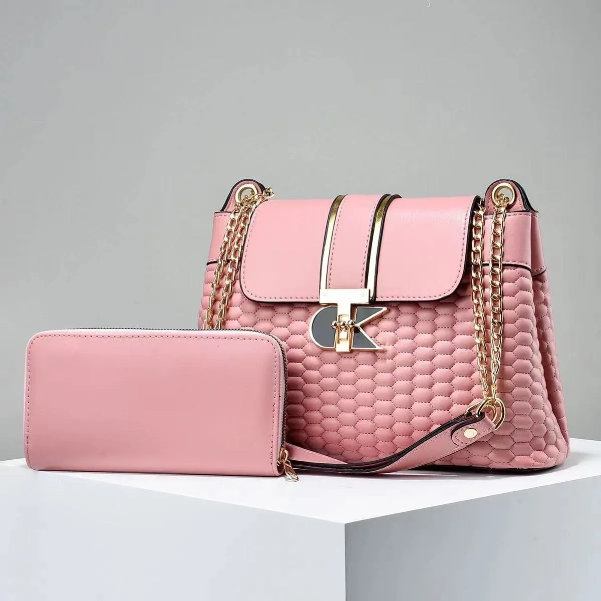 Photo de Galerie 1 - Petites Annonces | Hand Bag, Ago palace way, Lagos, Nigéria | Vêtements, chaussures et autres  > Autres et accessoires