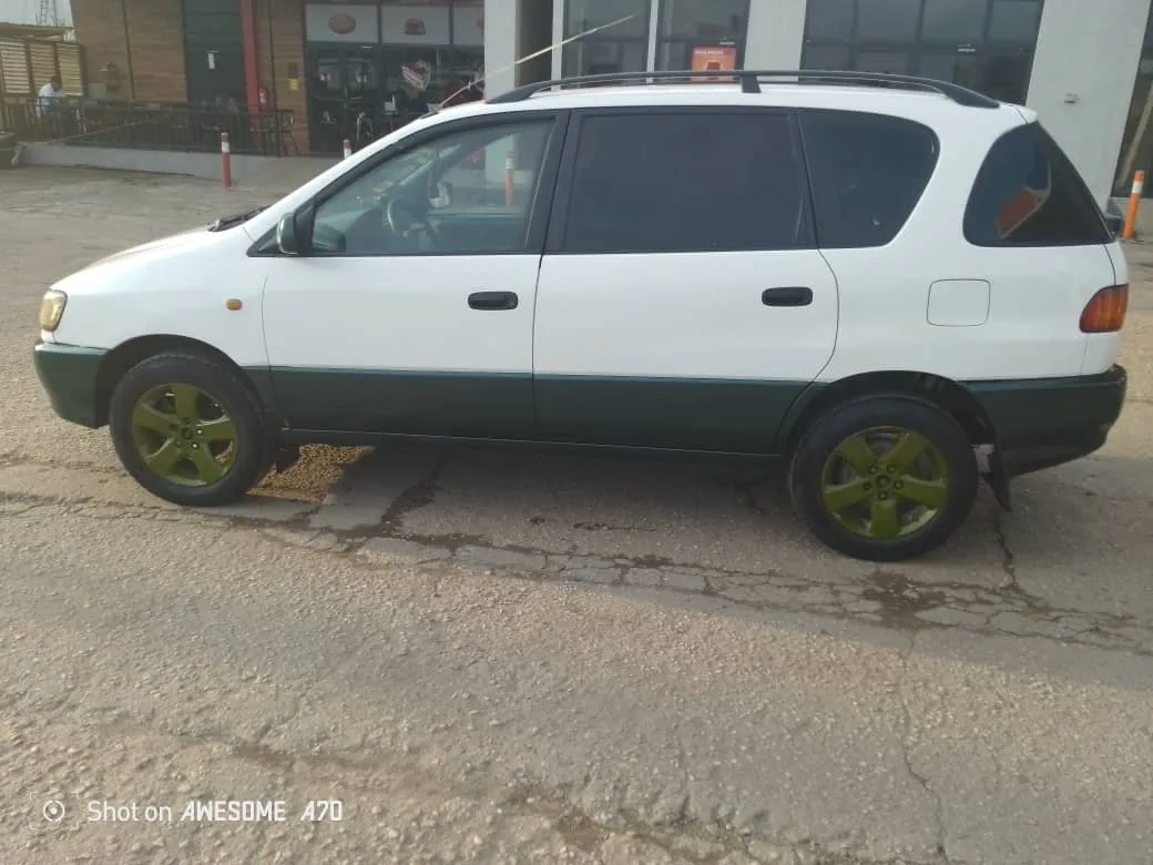 Photo Principale - Petites Annonces | Toyota Rav4 Année 2004 A Vendre, Ndokoti, Douala, Cameroun | Véhicules et moteurs  > Voitures et camions
