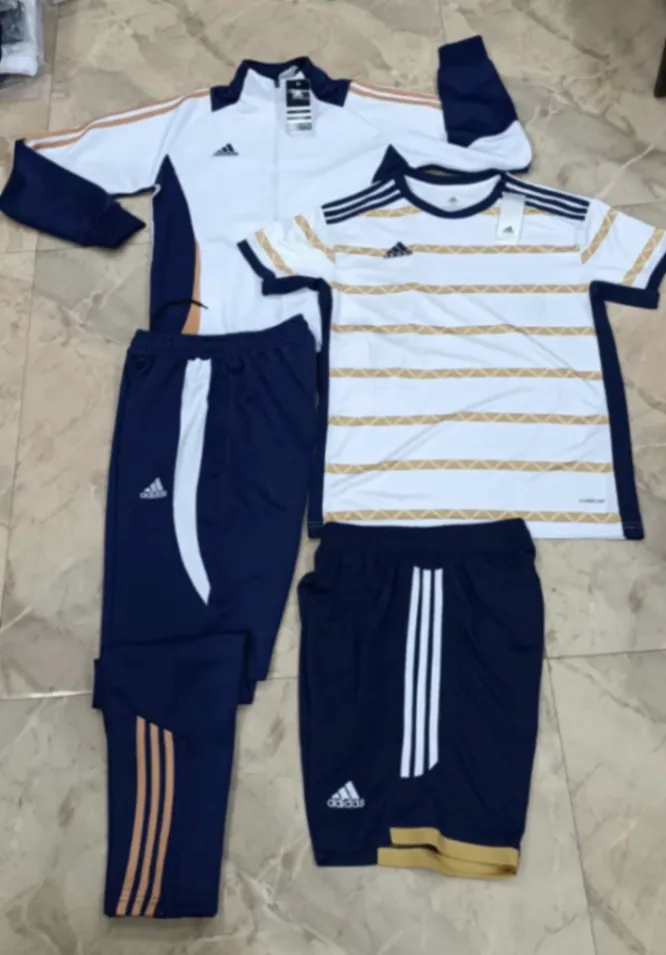 Photo Principale - Petites Annonces | Track Suits, Biyemassi, Yaoundé, Cameroun | Vêtements, chaussures et autres  > Vêtements pour hommes
