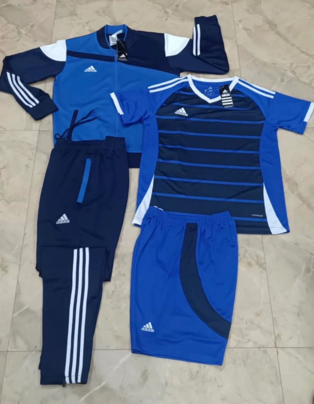 Photo de Galerie 1 - Petites Annonces | Track Suits, Biyemassi, Yaoundé, Cameroun | Vêtements, chaussures et autres  > Vêtements pour hommes