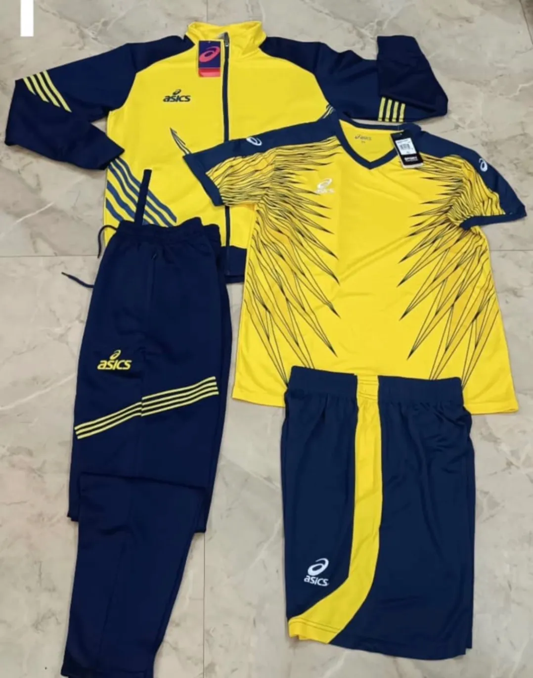 Photo de Galerie 2 - Petites Annonces | Track Suits, Biyemassi, Yaoundé, Cameroun | Vêtements, chaussures et autres  > Vêtements pour hommes