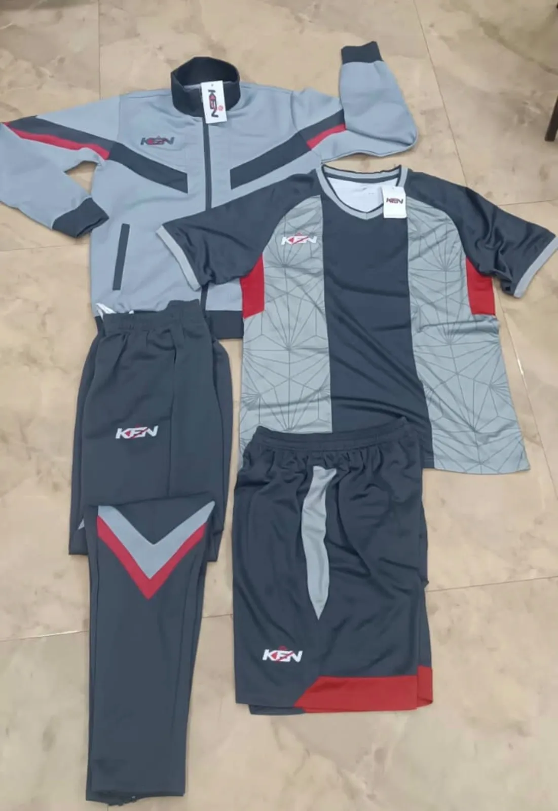 Photo de Galerie 4 - Petites Annonces | Track Suits, Biyemassi, Yaoundé, Cameroun | Vêtements, chaussures et autres  > Vêtements pour hommes