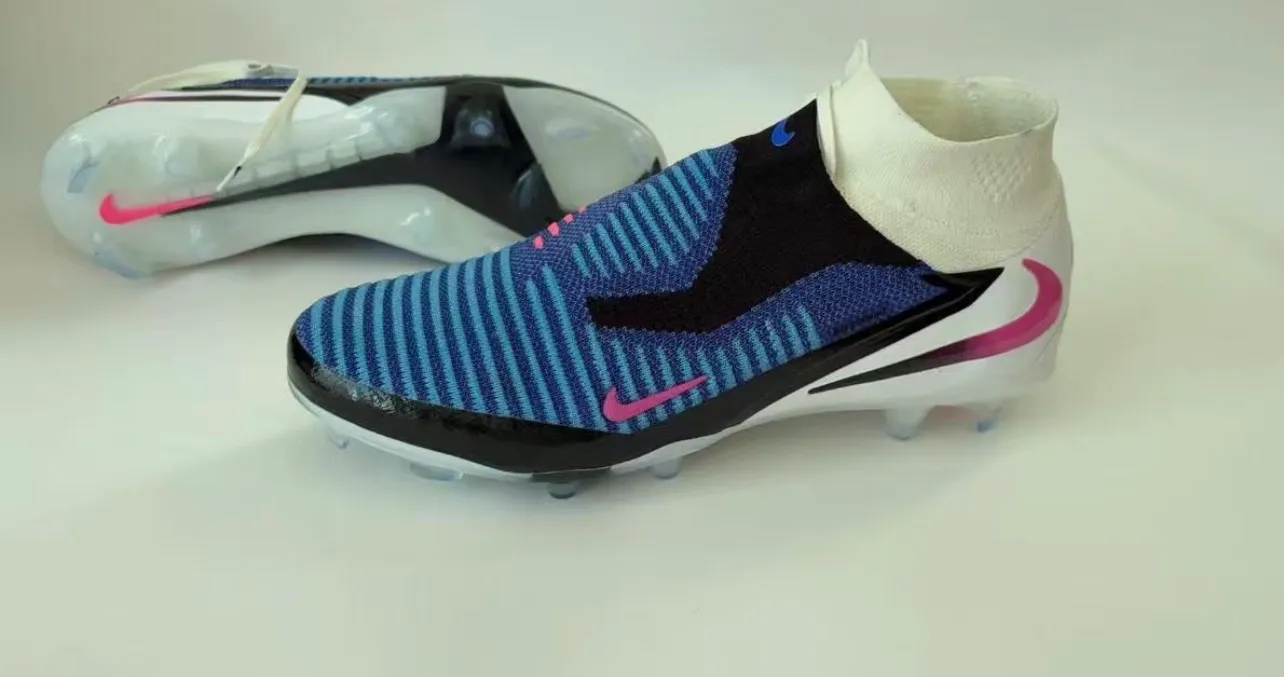 Photo Principale - Petites Annonces | Football Boots, Simbock, Yaoundé, Cameroun | Sports et activités  > Football