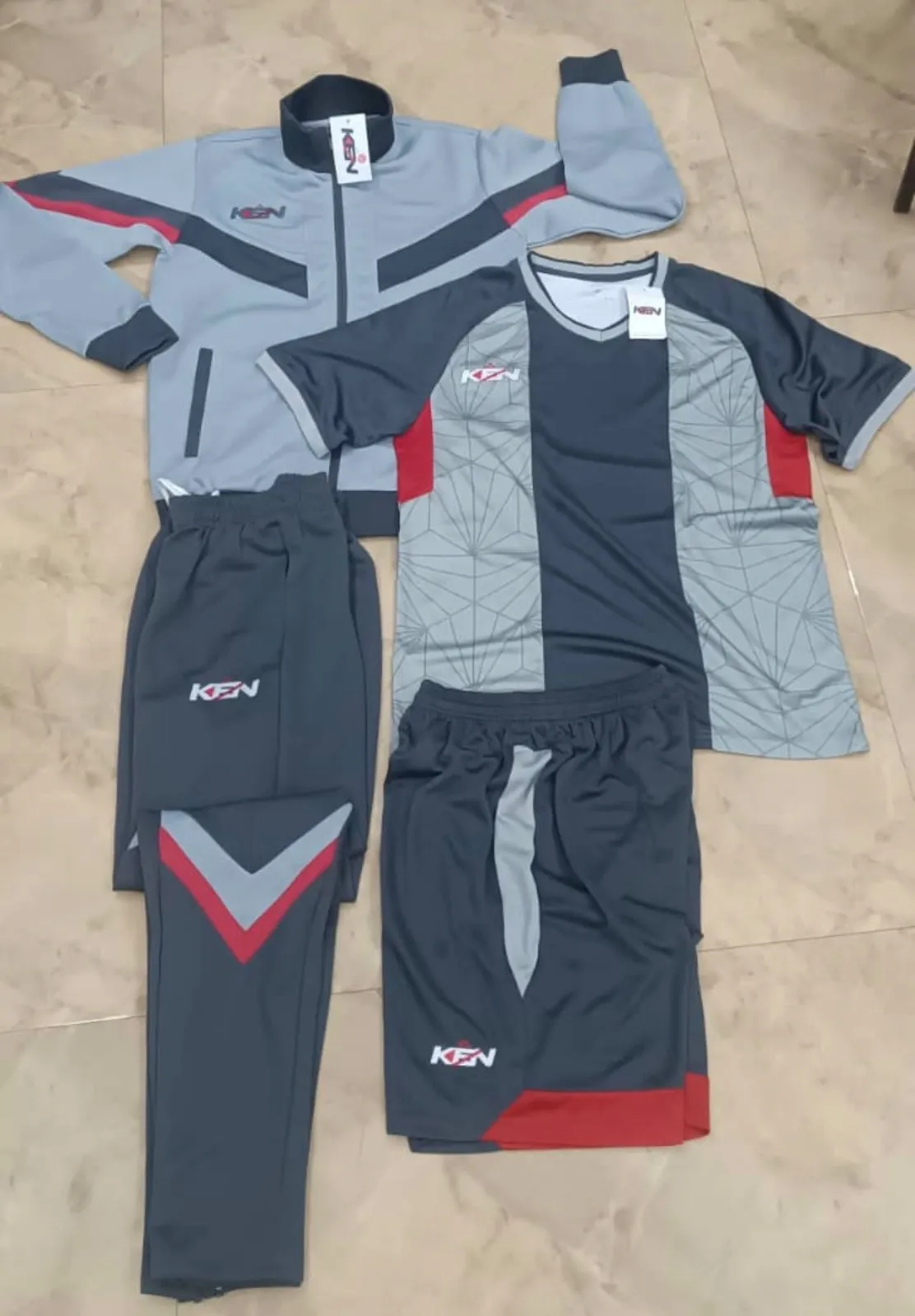 Photo de Galerie 6 - Petites Annonces | Sports Wear And Tracksuits, Biyemassi, Yaoundé, Cameroun | Vêtements, chaussures et autres  > Vêtements pour hommes