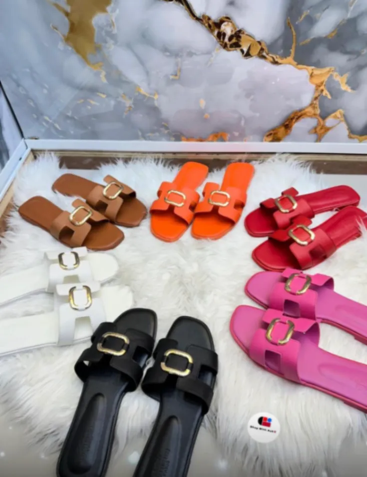 Photo Principale - Petites Annonces | Female Slippers, Simbock, Yaoundé, Cameroun | Vêtements, chaussures et autres  > Chaussures pour femmes