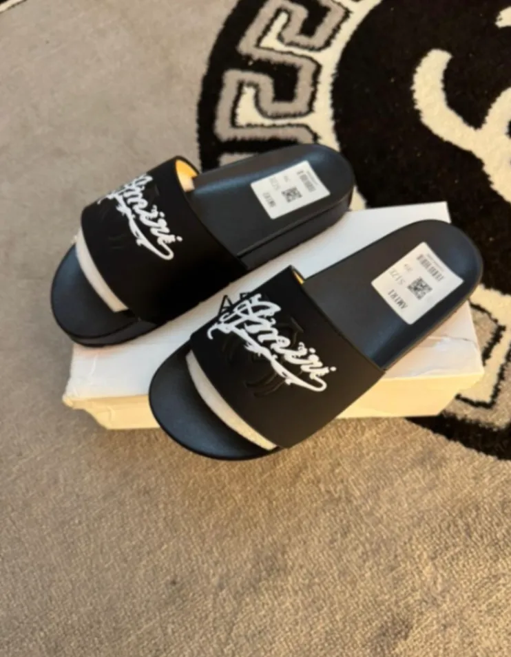 Photo Principale - Petites Annonces | Male Slippers, Bastos, Yaoundé, Cameroun | Vêtements, chaussures et autres  > Chaussures pour hommes