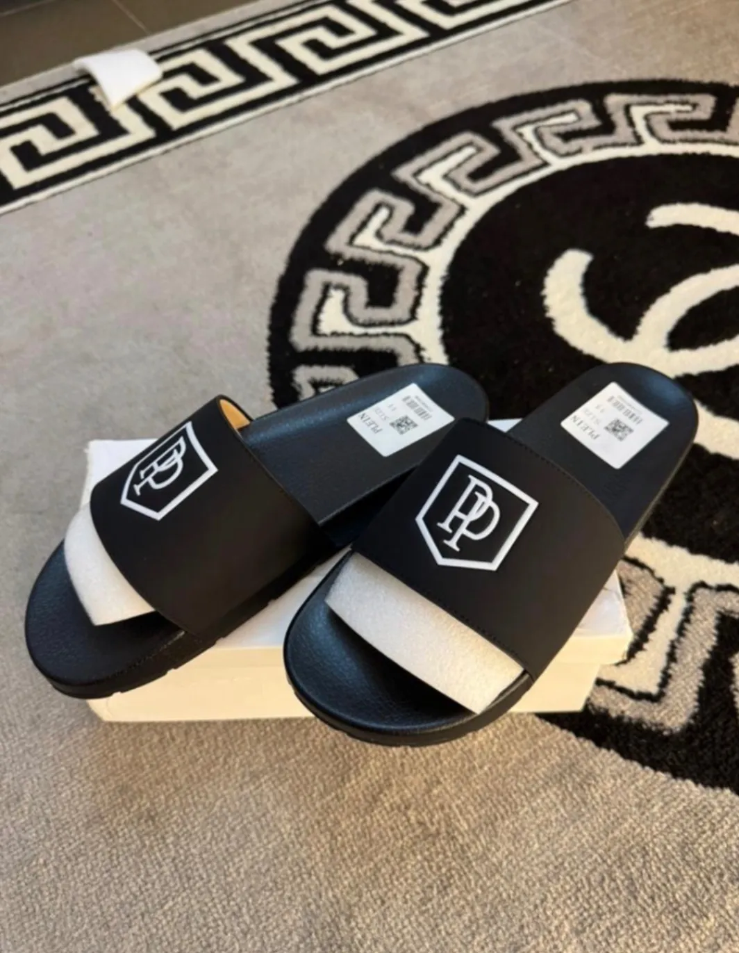 Photo de Galerie 1 - Petites Annonces | Male Slippers, Bastos, Yaoundé, Cameroun | Vêtements, chaussures et autres  > Chaussures pour hommes