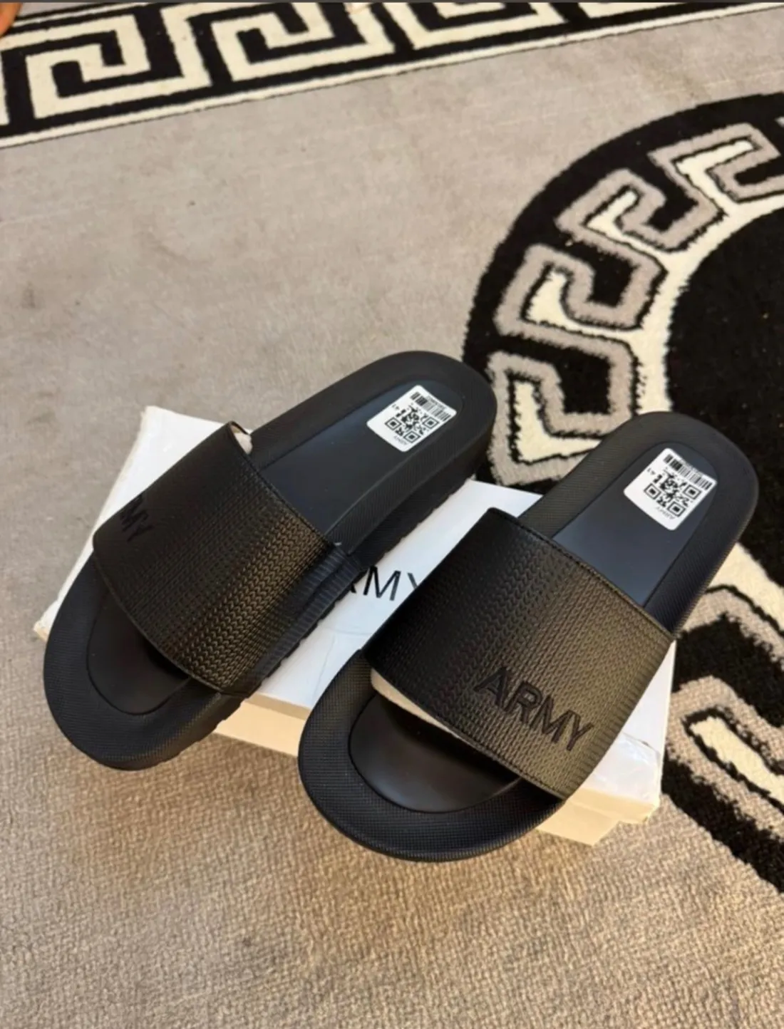 Photo de Galerie 2 - Petites Annonces | Male Slippers, Bastos, Yaoundé, Cameroun | Vêtements, chaussures et autres  > Chaussures pour hommes