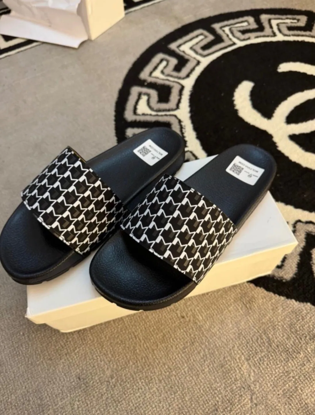 Photo de Galerie 3 - Petites Annonces | Male Slippers, Bastos, Yaoundé, Cameroun | Vêtements, chaussures et autres  > Chaussures pour hommes